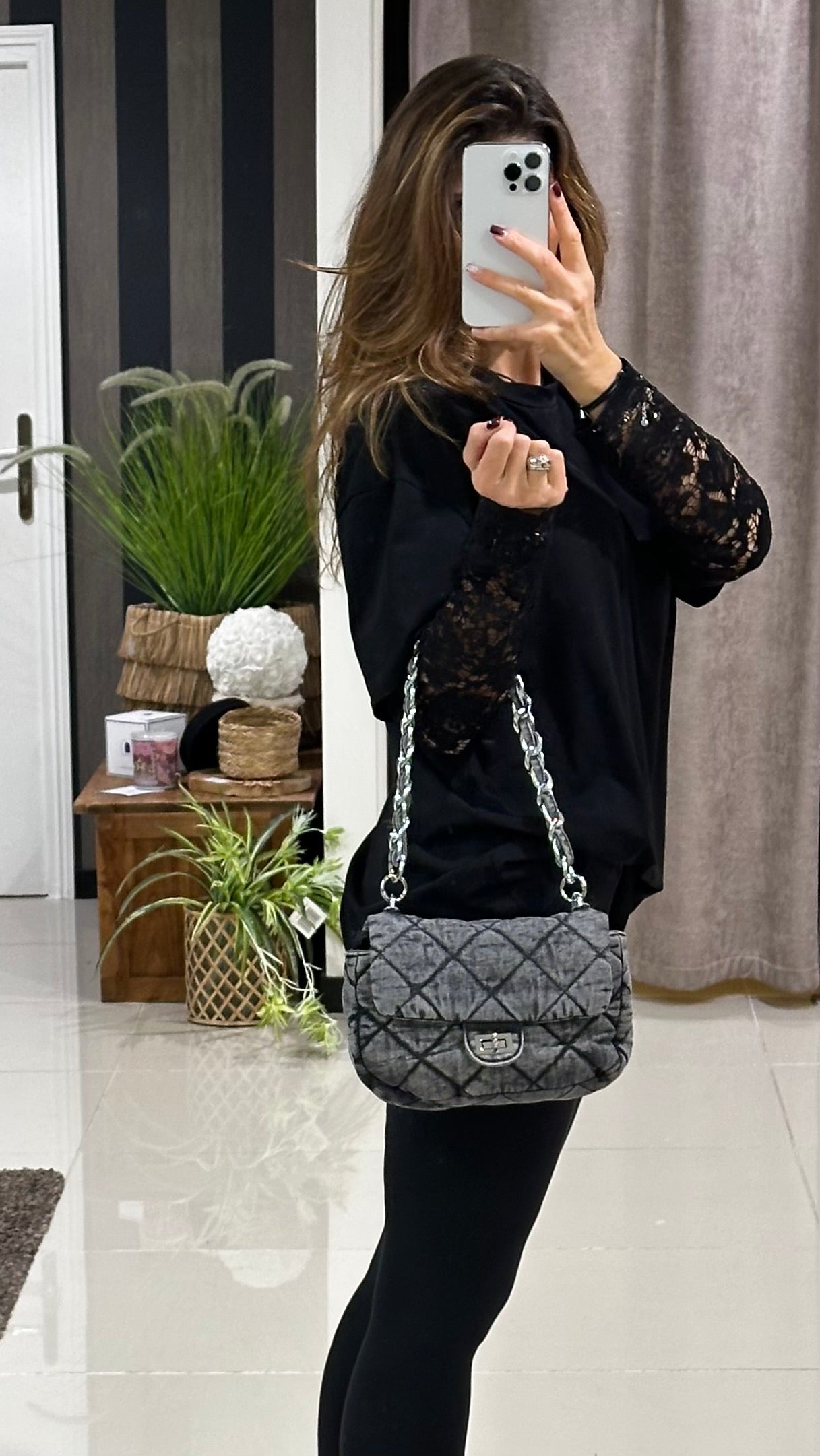 T.shirt noir manches dentelle