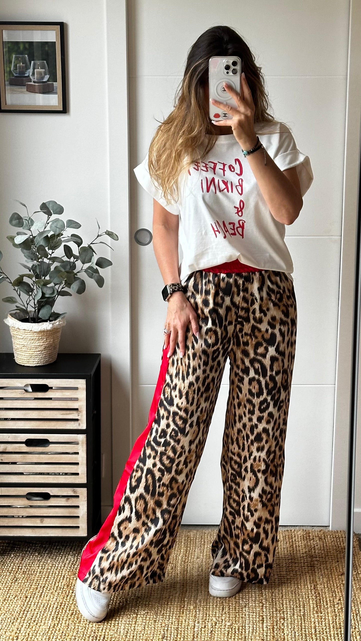 T.Shirt blanc inscription rouge.