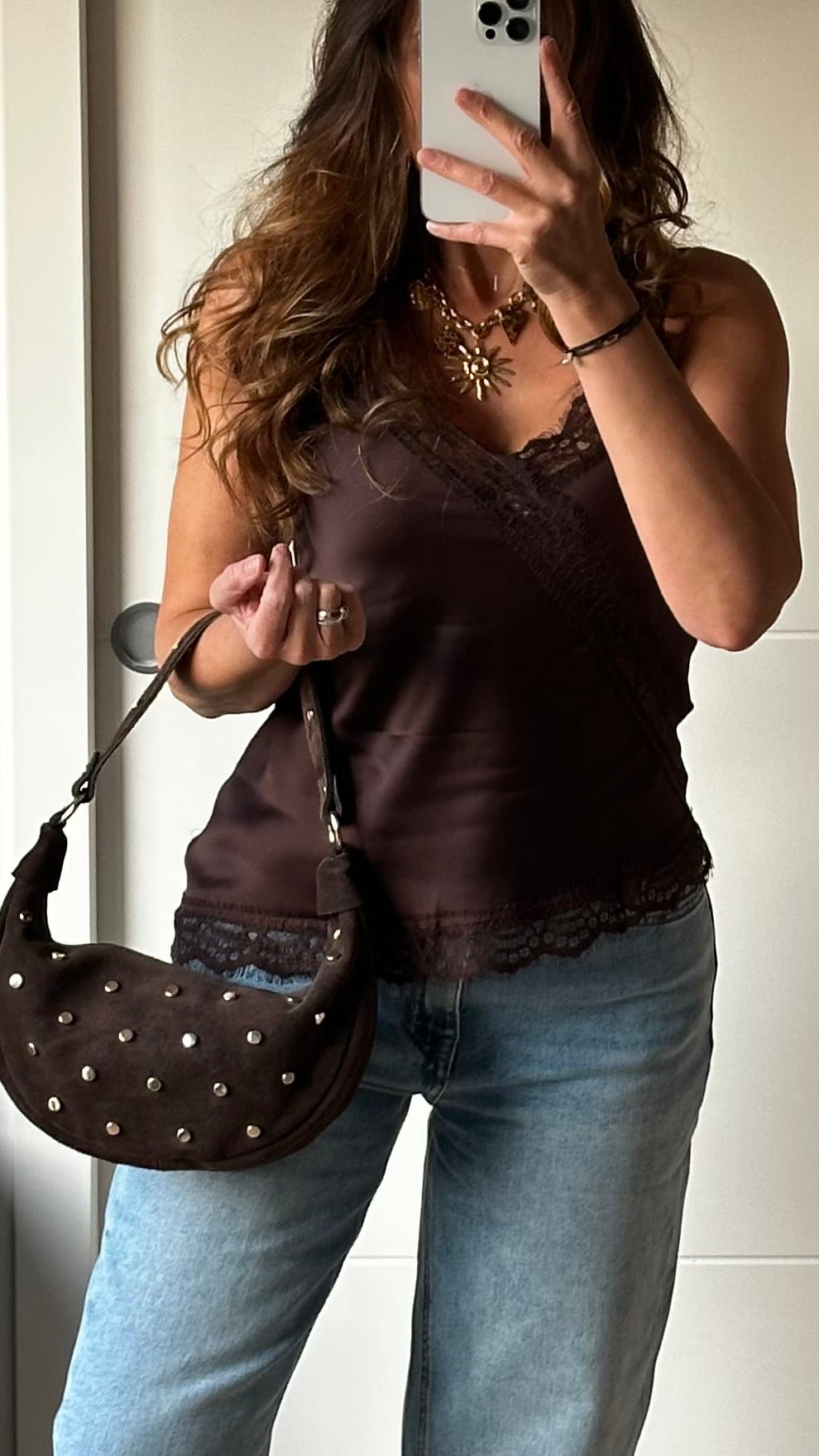 Sac Demi-Lune en Croûte de Cuir – Marron Chocolat & Clous Dorés