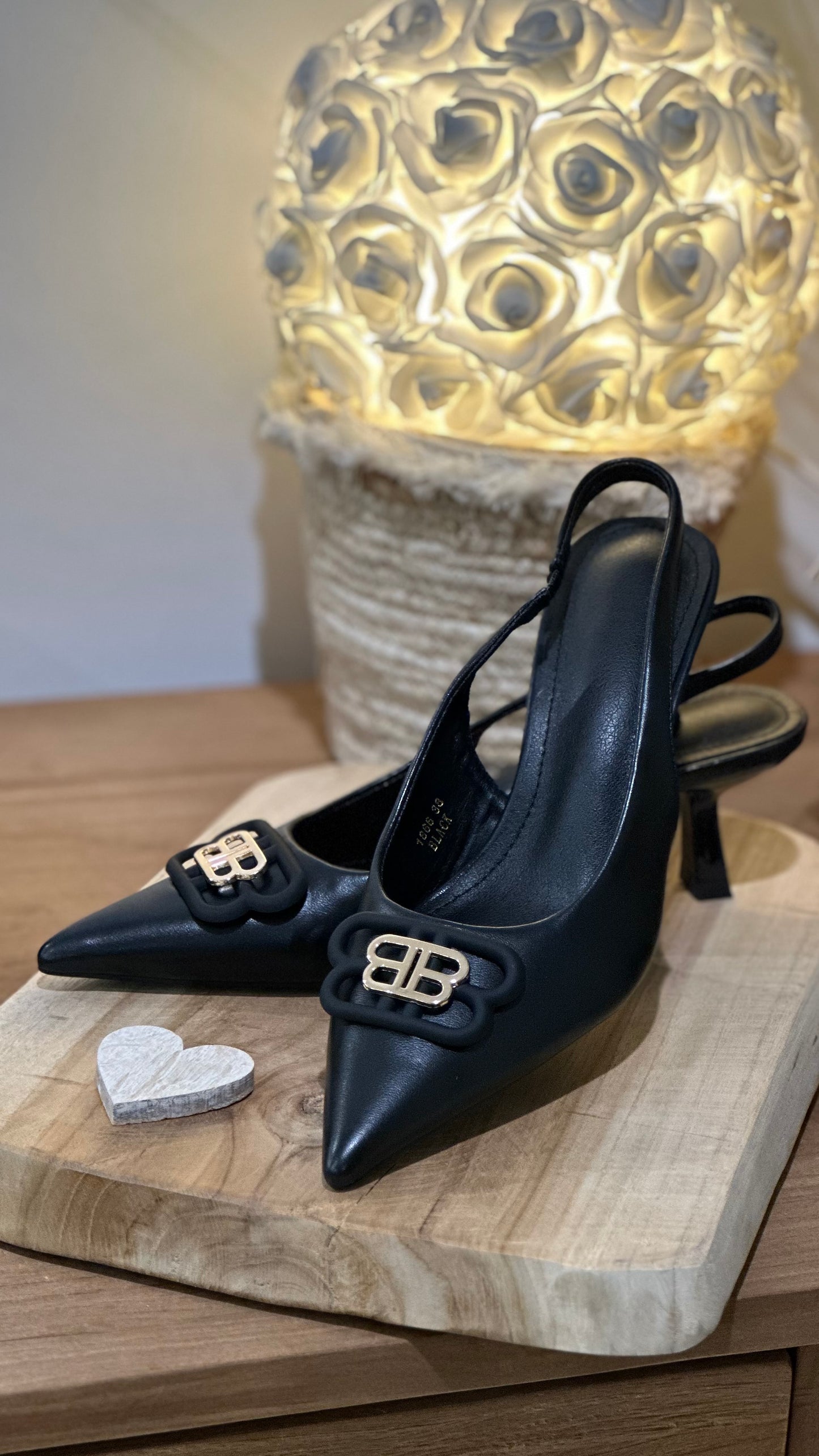 Talons noirs chics logo doré