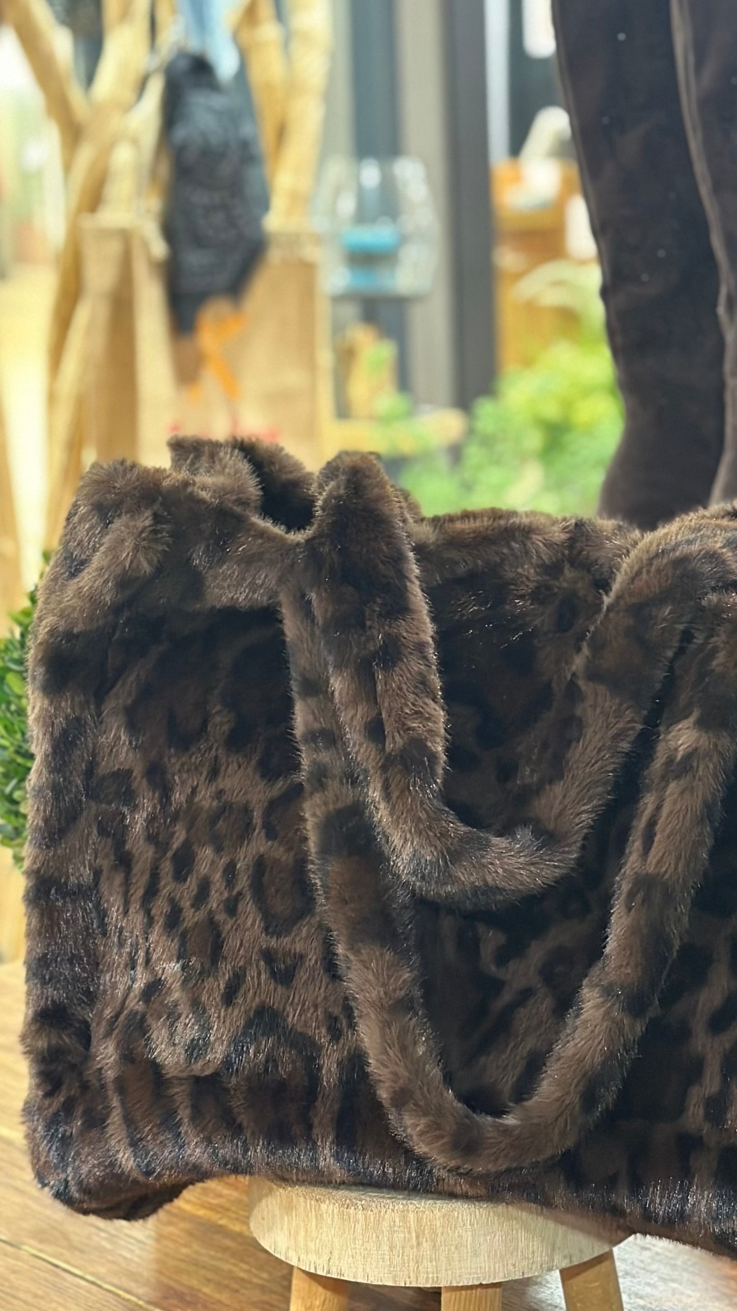 Sac cabas en fausse fourrure effet léopard