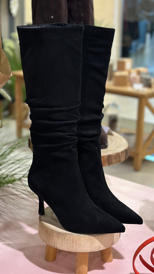 Bottes en suédine noire à talon fin