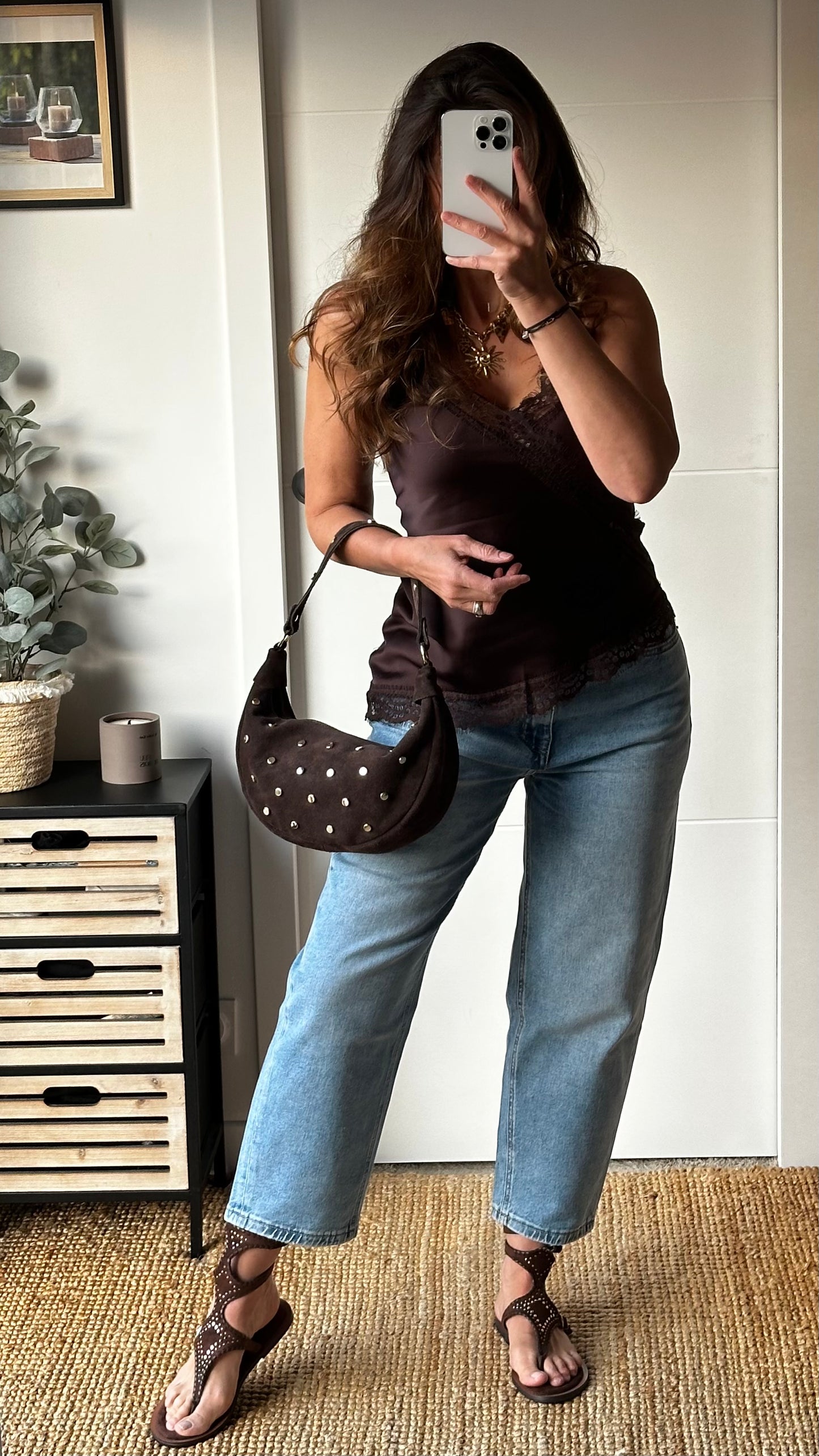 Sac Demi-Lune en Croûte de Cuir – Marron Chocolat & Clous Dorés