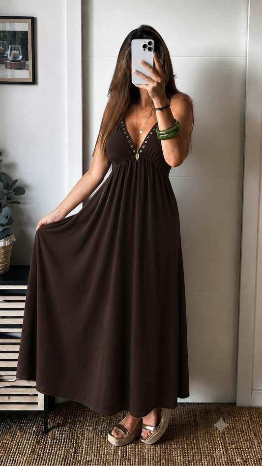 Robe fines bretelles marron-décolleté clouté argenté.￼