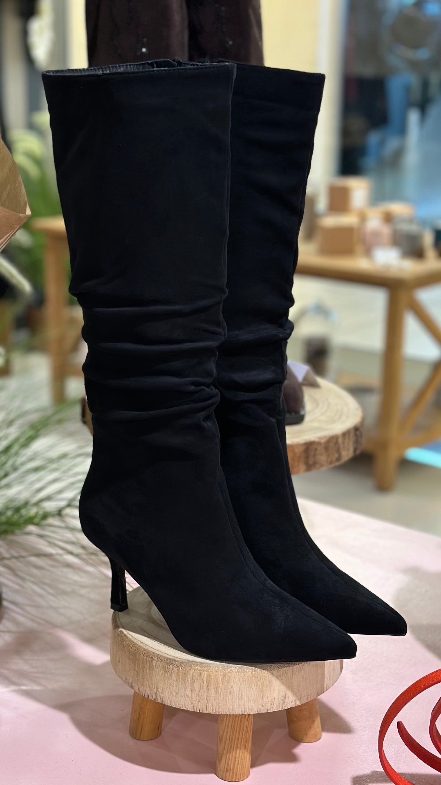 Bottes en suédine noire à talon fin