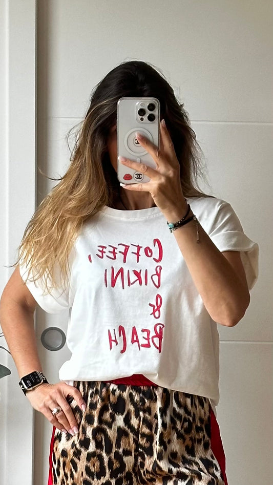 T.Shirt blanc inscription rouge.