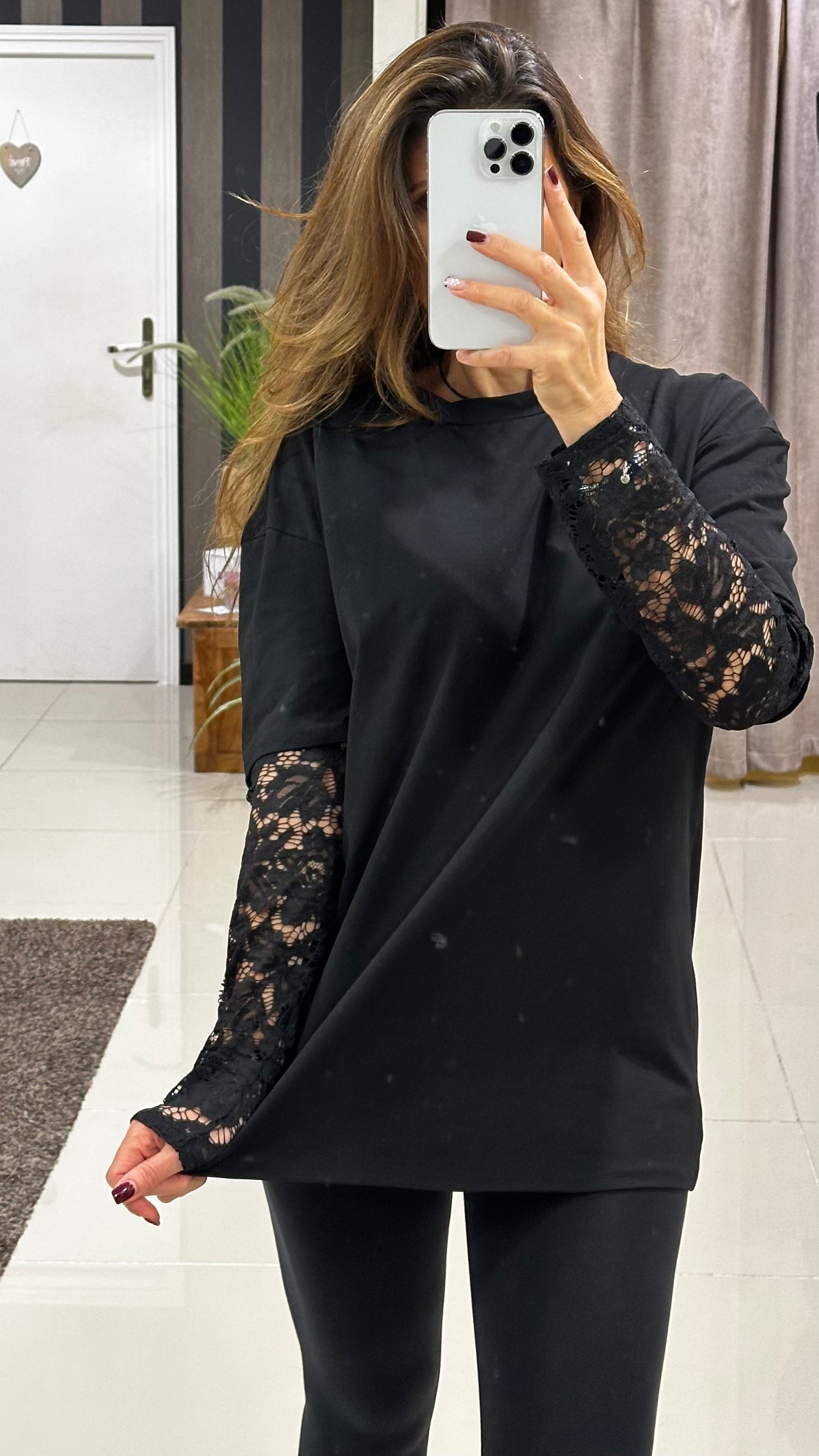 T.shirt noir manches dentelle