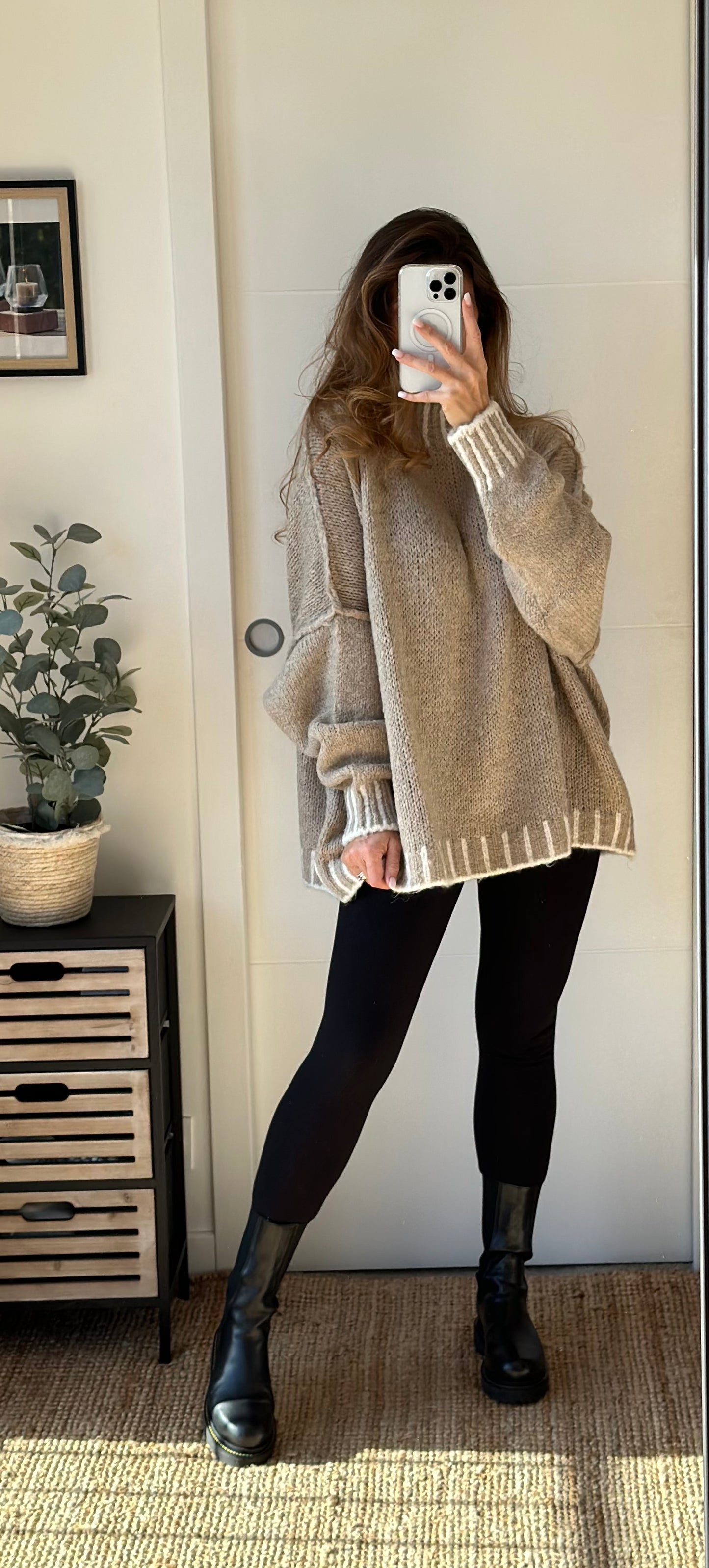 Pull beige traits blancs