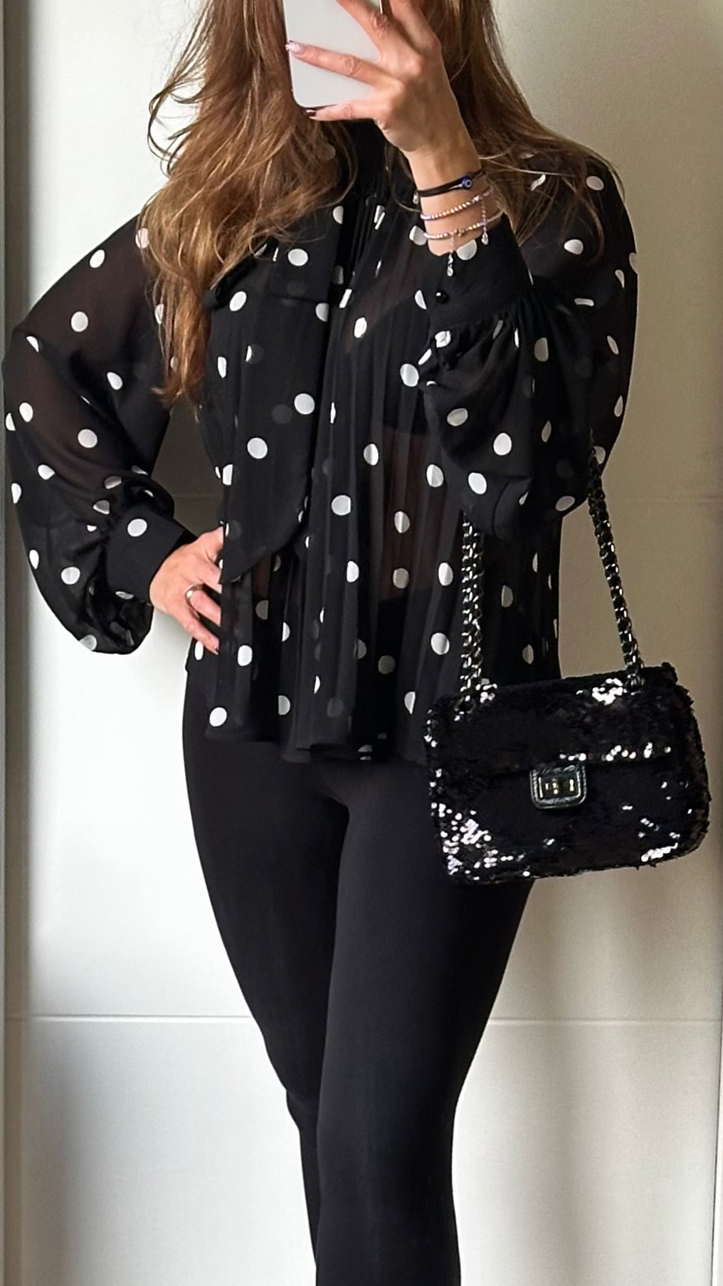 Chemisier noir à pois blancs